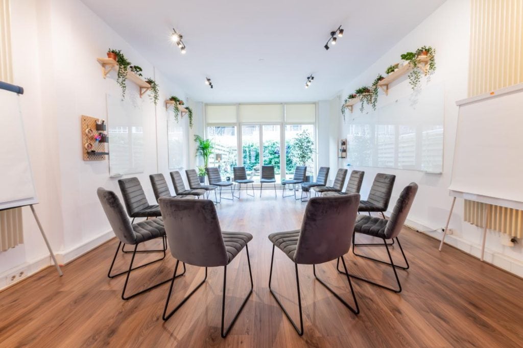 Abundant natural light streaming into the meeting room in Amsterdam, enhancing productivity.