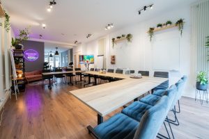 Amsterdam meeting room with a large presentation screen and flip chart for business meetings.